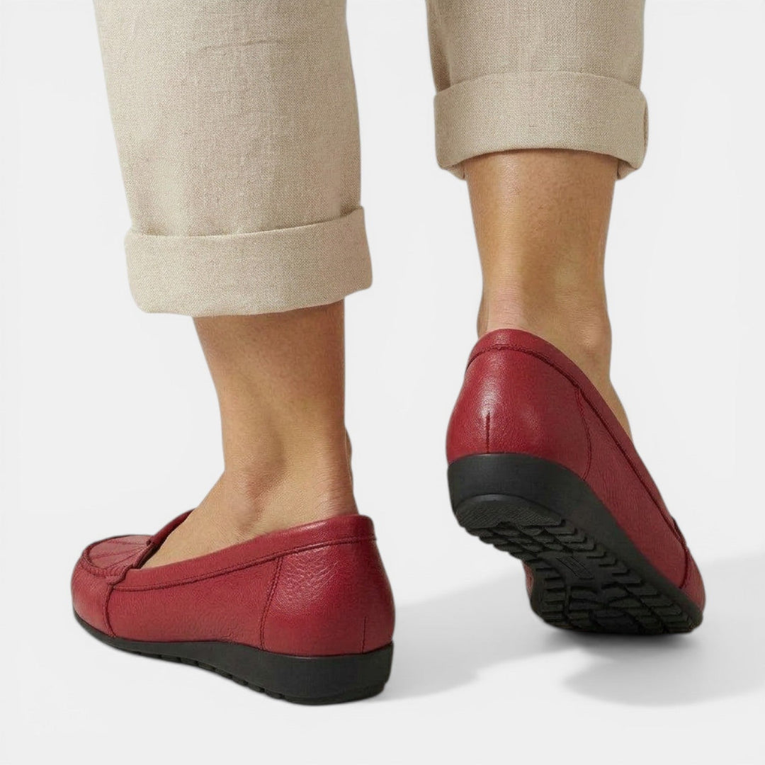 Cómodos mocasines de mujer con tacón de cuña. Zapatos ortopédicos que brindan confort y soporte todo el día.