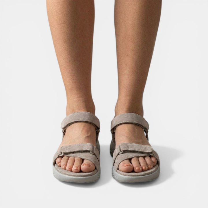 Calzado femenino: sandalias ortopédicas de cuña. Diseño cómodo y ergonómico para el bienestar diario.
