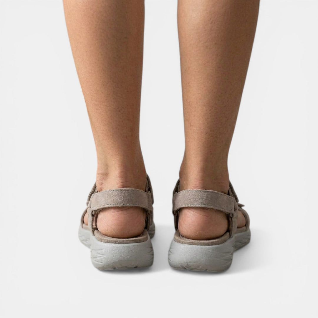 Detalle de sandalias de cuña ortopédicas para mujer. Suela estable y antideslizante para seguridad.