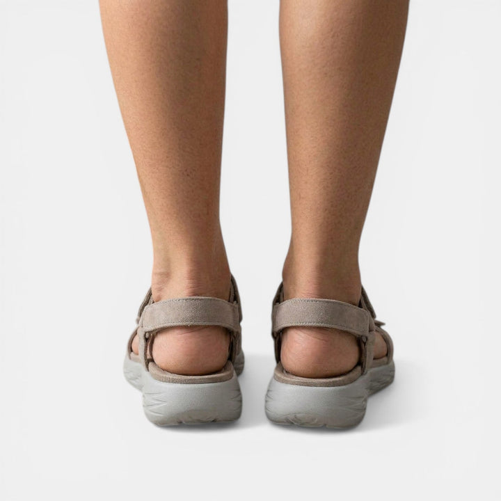 Detalle de sandalias de cuña ortopédicas para mujer. Suela estable y antideslizante para seguridad.