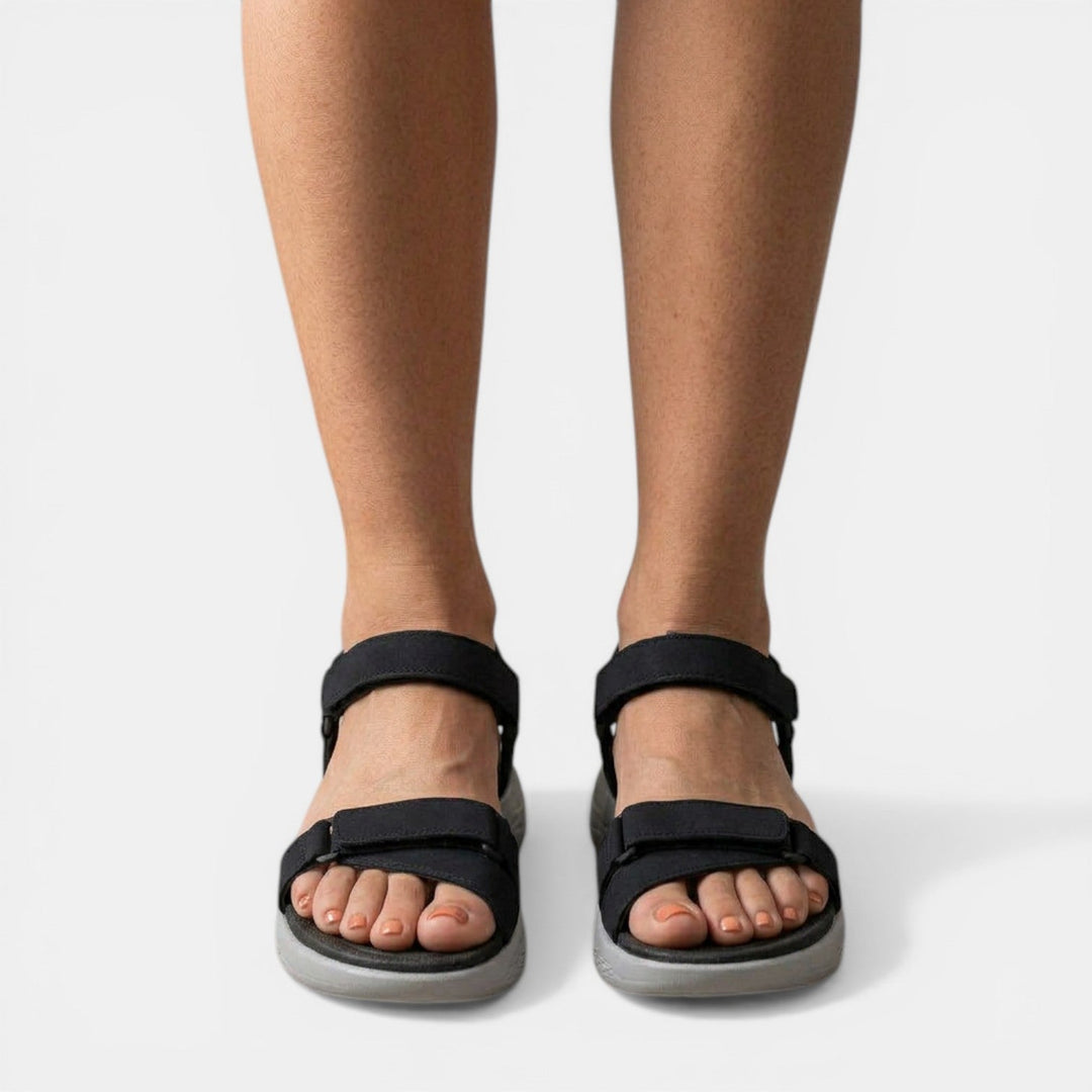 Mujer luciendo sandalias ortopédicas de cuña. Estilo y confort para paseos de verano con soporte.