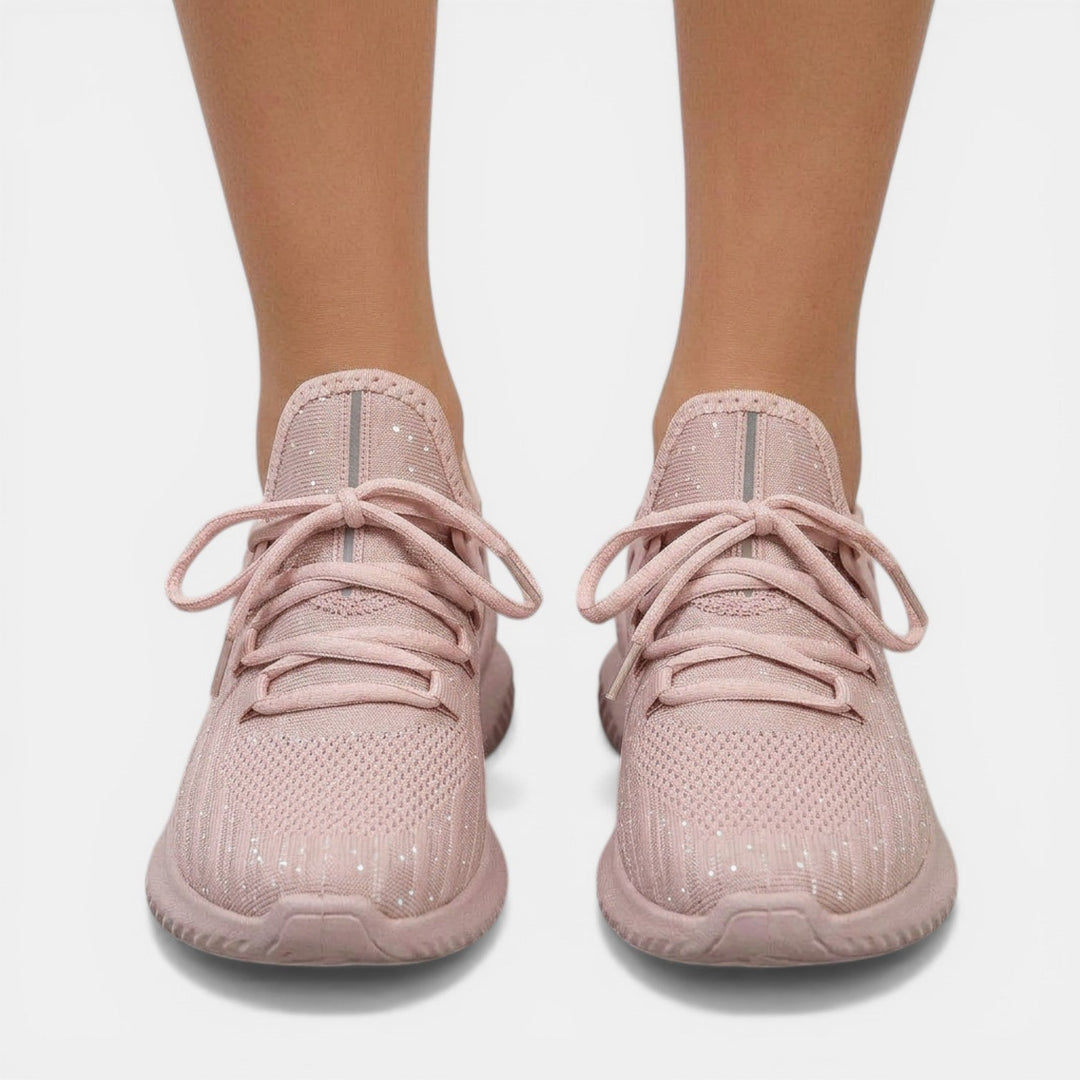 Mujer usando zapatillas ortopédicas casuales, experimentando confort diario y soporte ergonómico.