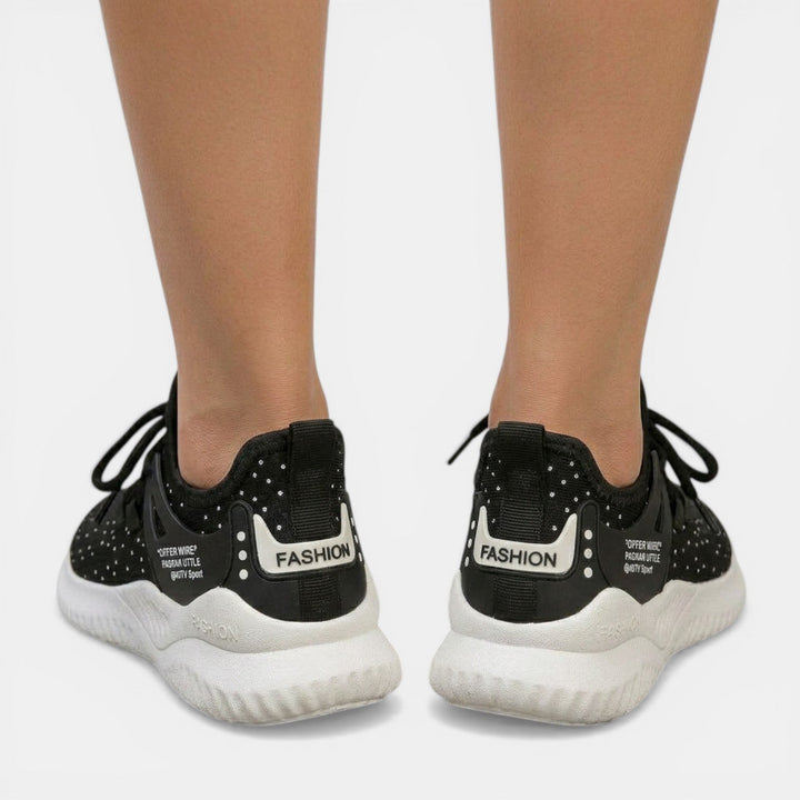 Mujer activa usando zapatillas ortopédicas casuales, calzado ligero para confort diario y soporte al caminar.