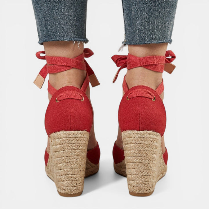 Elegantes sandalias beige para mujer, tacón alto, moda femenina, perfectas para eventos formales.