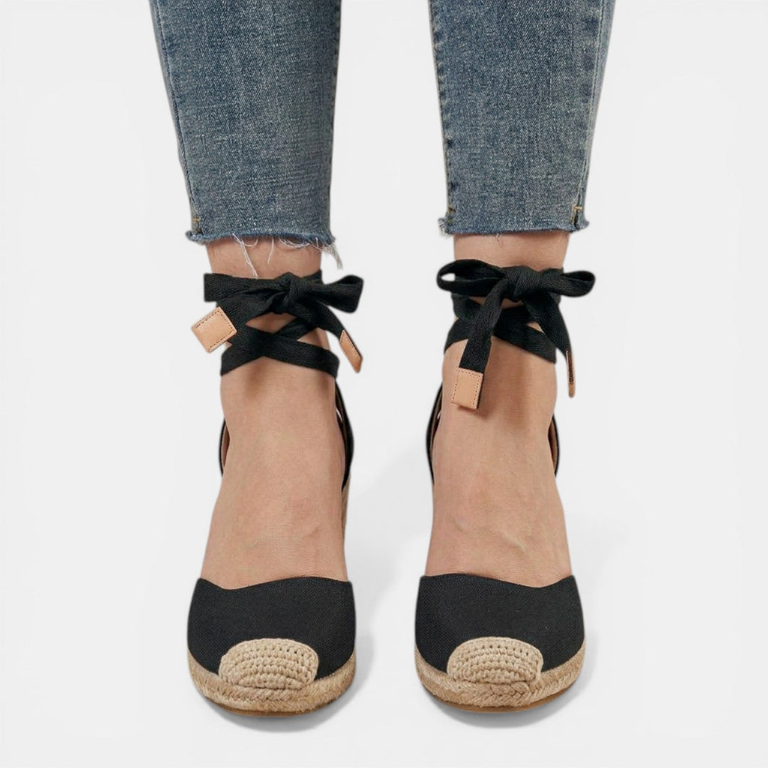 Calzado formal y elegante: Sandalias de tacón para mujer, diseño sofisticado en rojo, beige y negro.