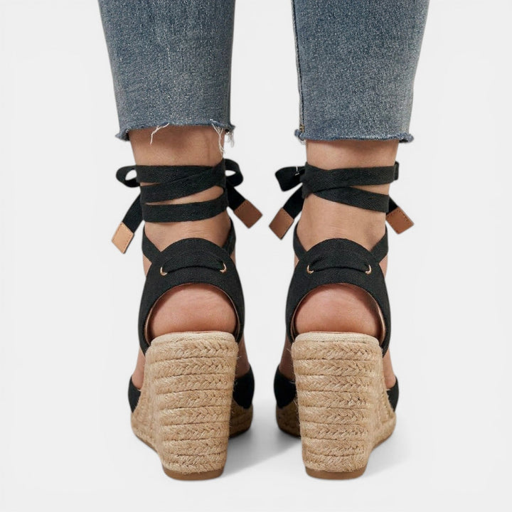 Sandalias de mujer de estilo sofisticado, tacón alto, detalles elegantes, ideales para fiesta y ocasiones especiales.