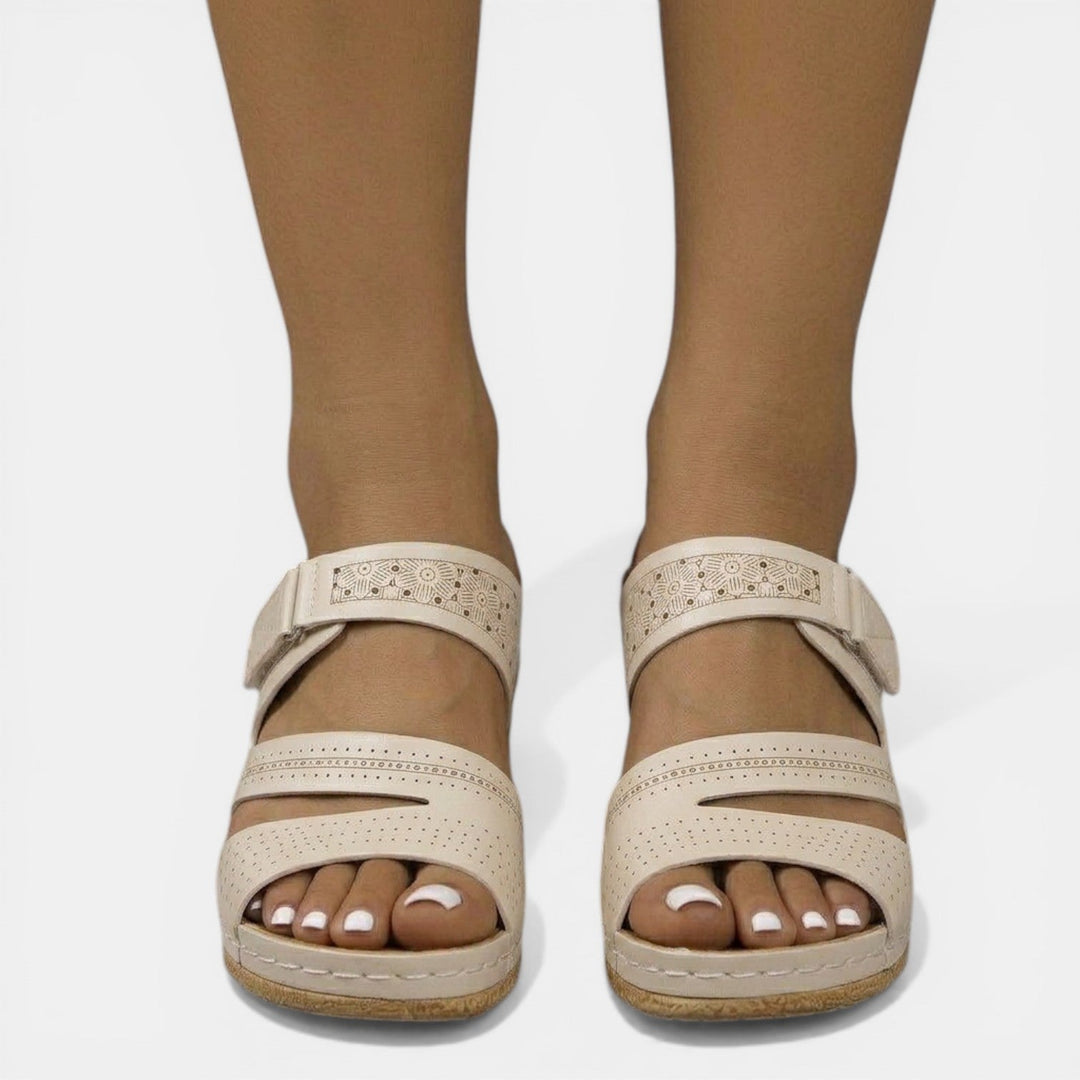 Sandalias ortopédicas de mujer con cuña. Diseño ergonómico para máximo confort y estilo casual veraniego.