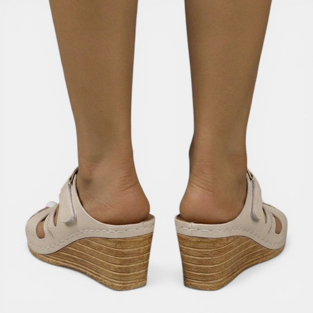 Elegantes sandalias de cuña para mujer. Ideales para vestir casual en verano, ofrecen comodidad y soporte.