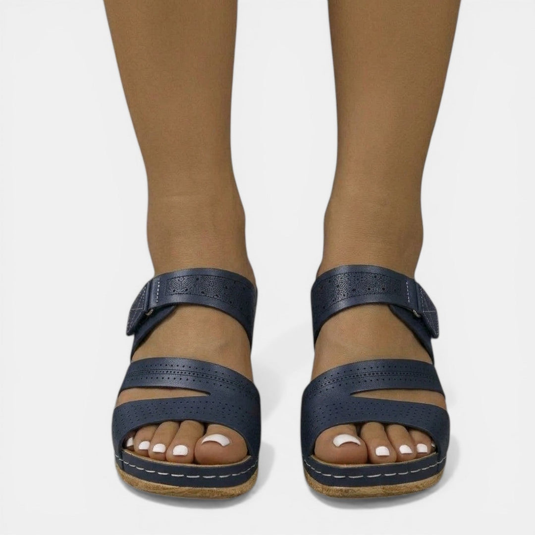 Vista lateral de sandalias de cuña ortopédicas para mujer. Diseño ergonómico y elegante para calzado de verano.