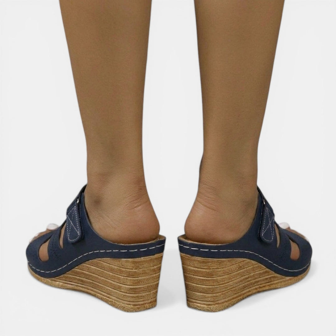 Sandalias de cuña para mujer, vista frontal. Tiras cómodas y diseño ortopédico, ideal para días de verano.