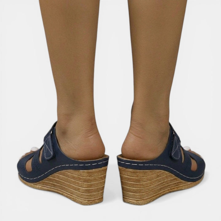 Sandalias de cuña para mujer, vista frontal. Tiras cómodas y diseño ortopédico, ideal para días de verano.