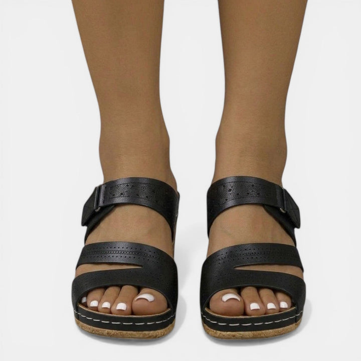 Calzado femenino de verano: sandalias ortopédicas con cuña y plataforma. Cómodas para el calor y casuales.