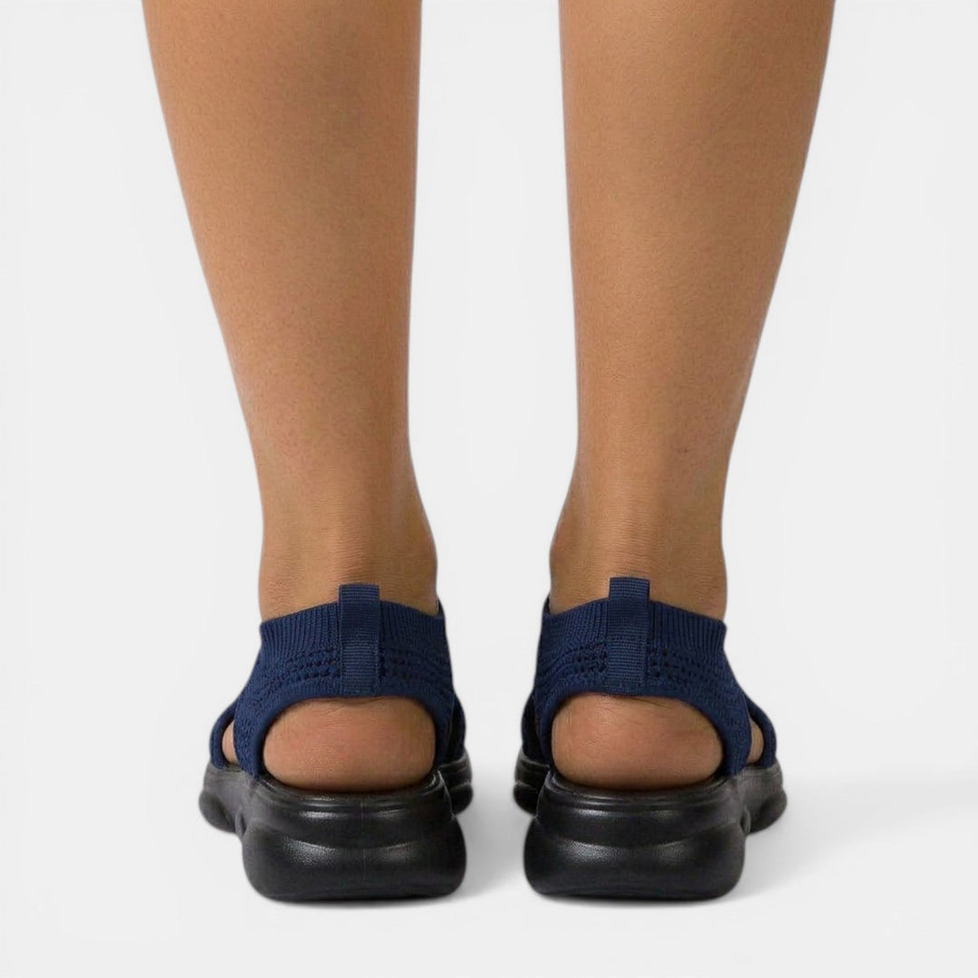 Vista lateral sandalias ortopédicas de mujer. Diseño transpirable, suela cómoda para confort diario.