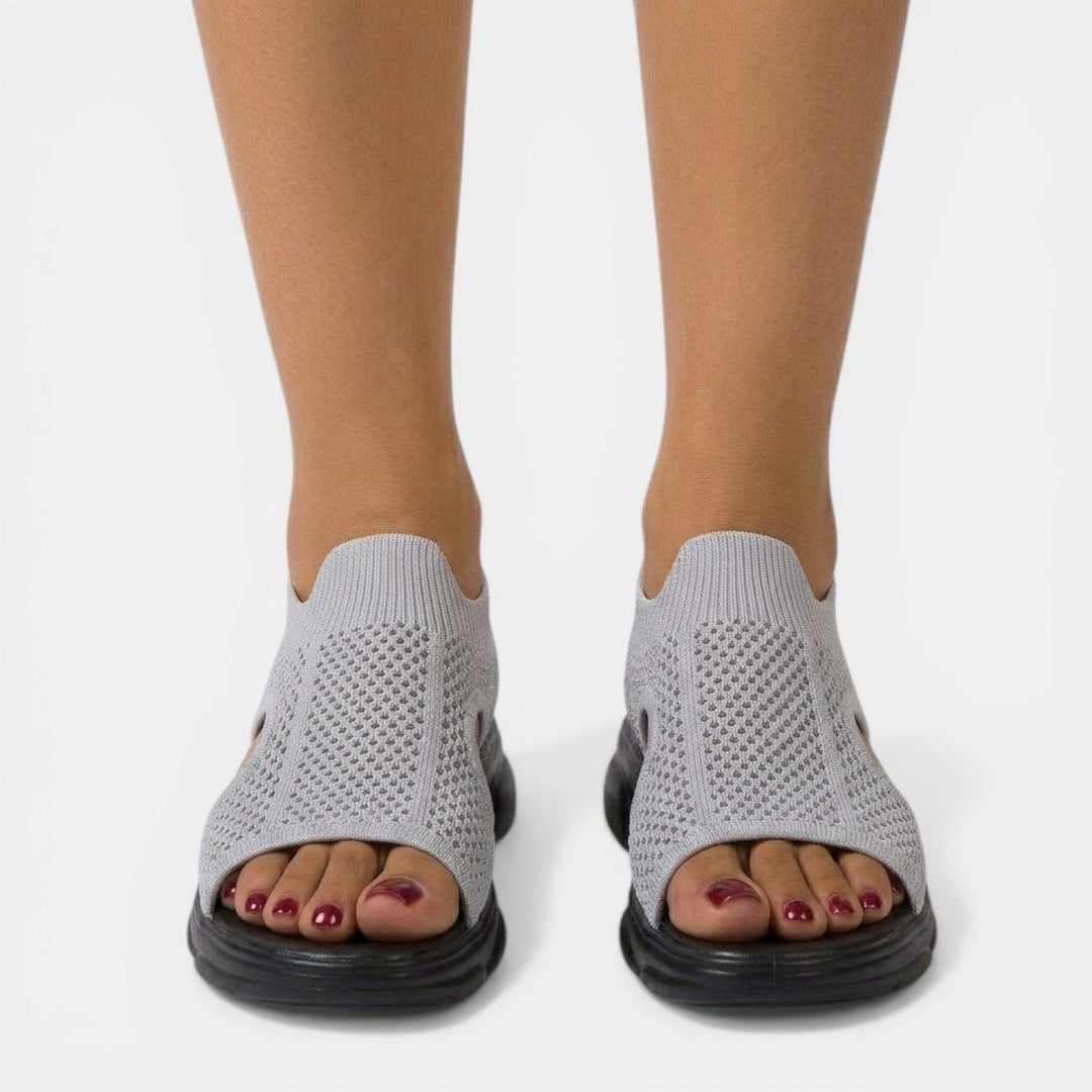 Detalle suela antideslizante sandalias. Ortopédicas para mujer, transpirables, ofrecen seguridad y confort al caminar.