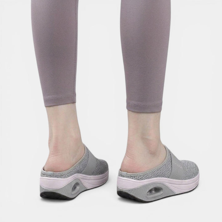 Ligeras sandalias ortopédicas de verano. Calzado femenino con amortiguación superior y diseño transpirable para mujer.