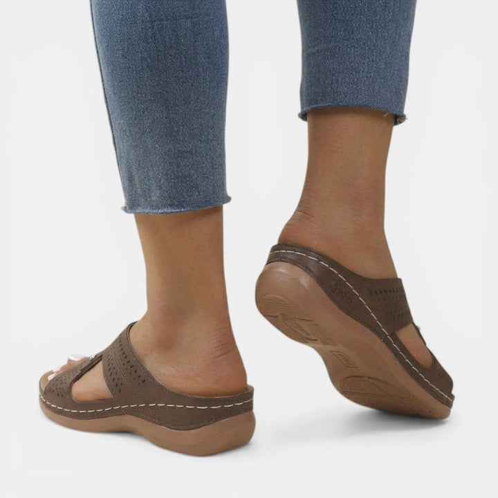 Sandalias de plataforma para mujer, ideales como calzado cómodo y elegante para un look casual de verano.