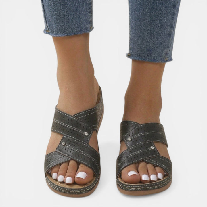 Disfruta el verano con estas sandalias ortopédicas de plataforma para mujer. Calzado cómodo y elegante.