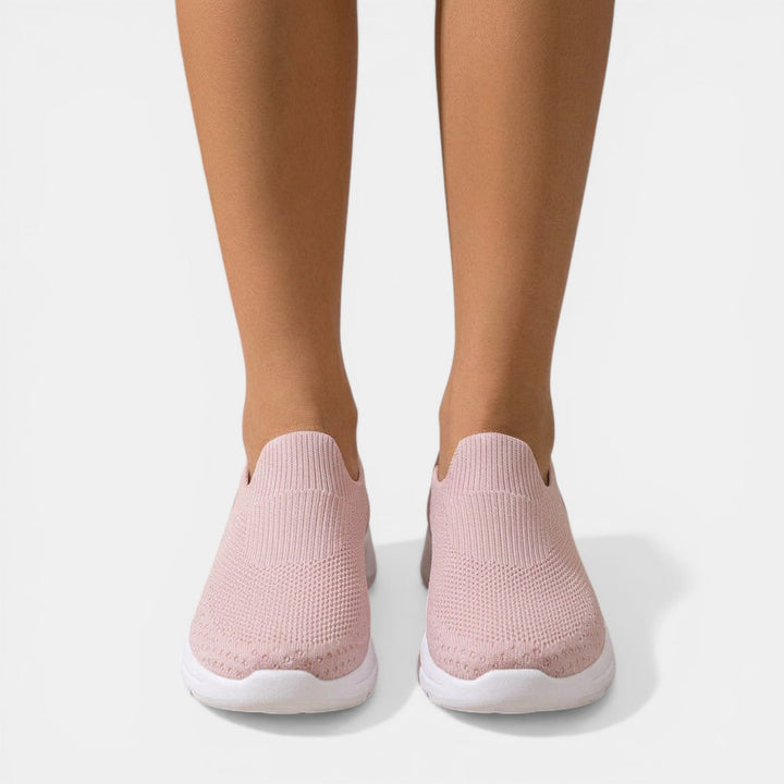 Calzado de mujer ultraligero y flexible, zapatillas ortopédicas que ofrecen bienestar y soporte.