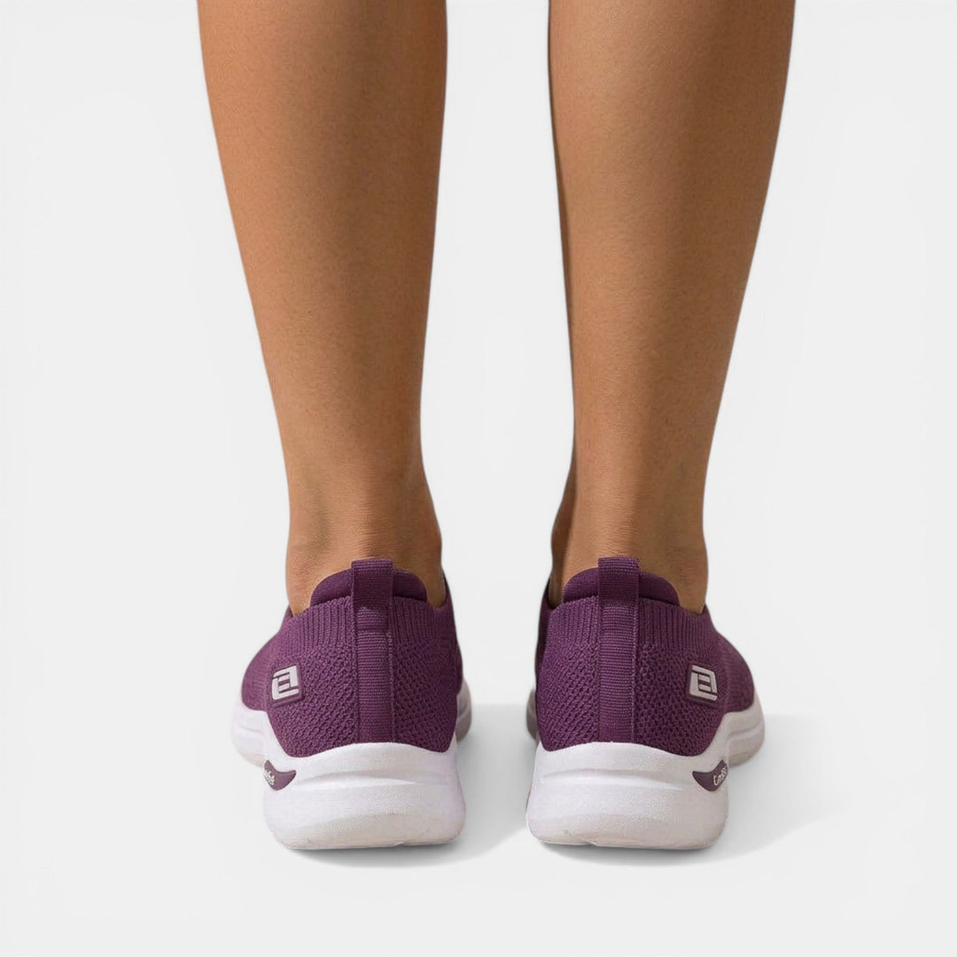 Par de zapatillas ortopédicas ultraligeras para mujer, garantizando confort y soporte todo el día.