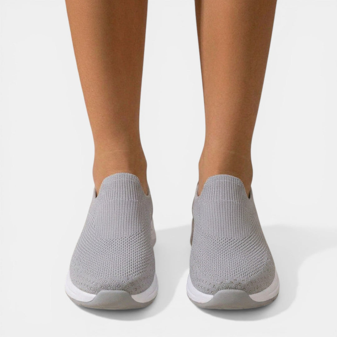 Primer plano de zapatillas ortopédicas de mujer, destacando su flexibilidad y material cómodo.