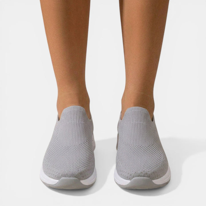Primer plano de zapatillas ortopédicas de mujer, destacando su flexibilidad y material cómodo.
