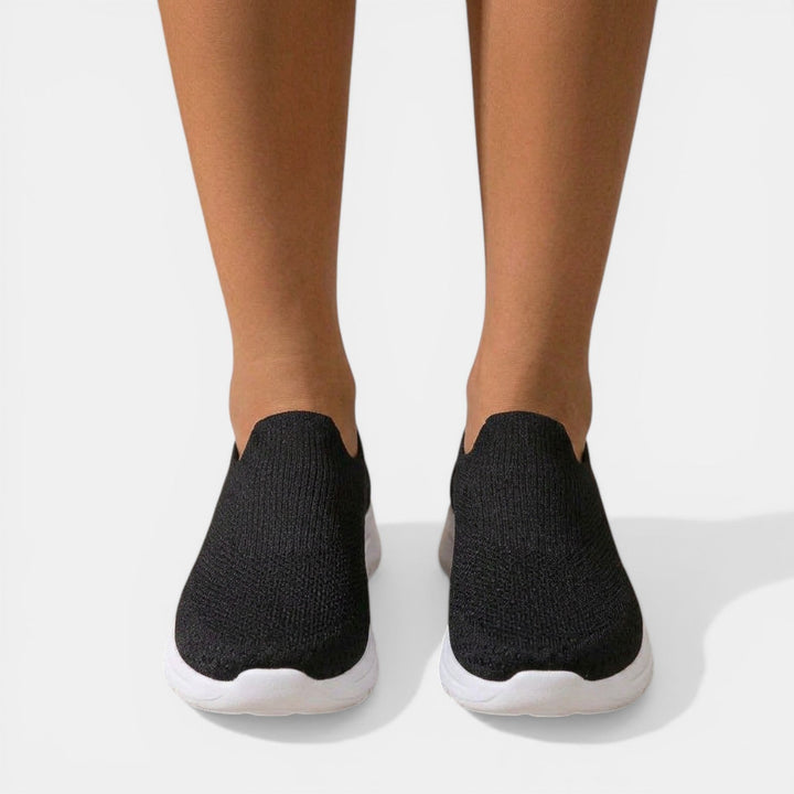 Zapatillas ultraligeras ortopédicas de mujer, ofreciendo máximo confort y soporte para el uso diario.