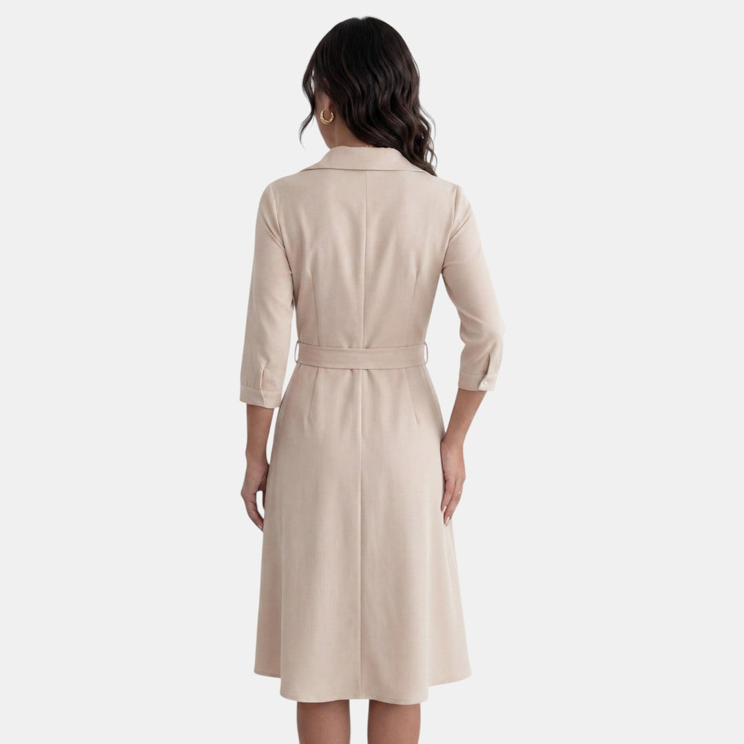 Vestido midi de mujer con escote V profundo y corte elegante. Moda femenina para ocasiones especiales.