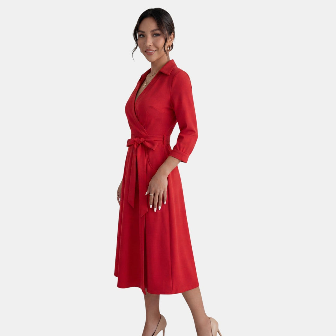 Vestido midi negro de mujer con escote V profundo. Elegante, ajustado; ideal para fiestas o noche.