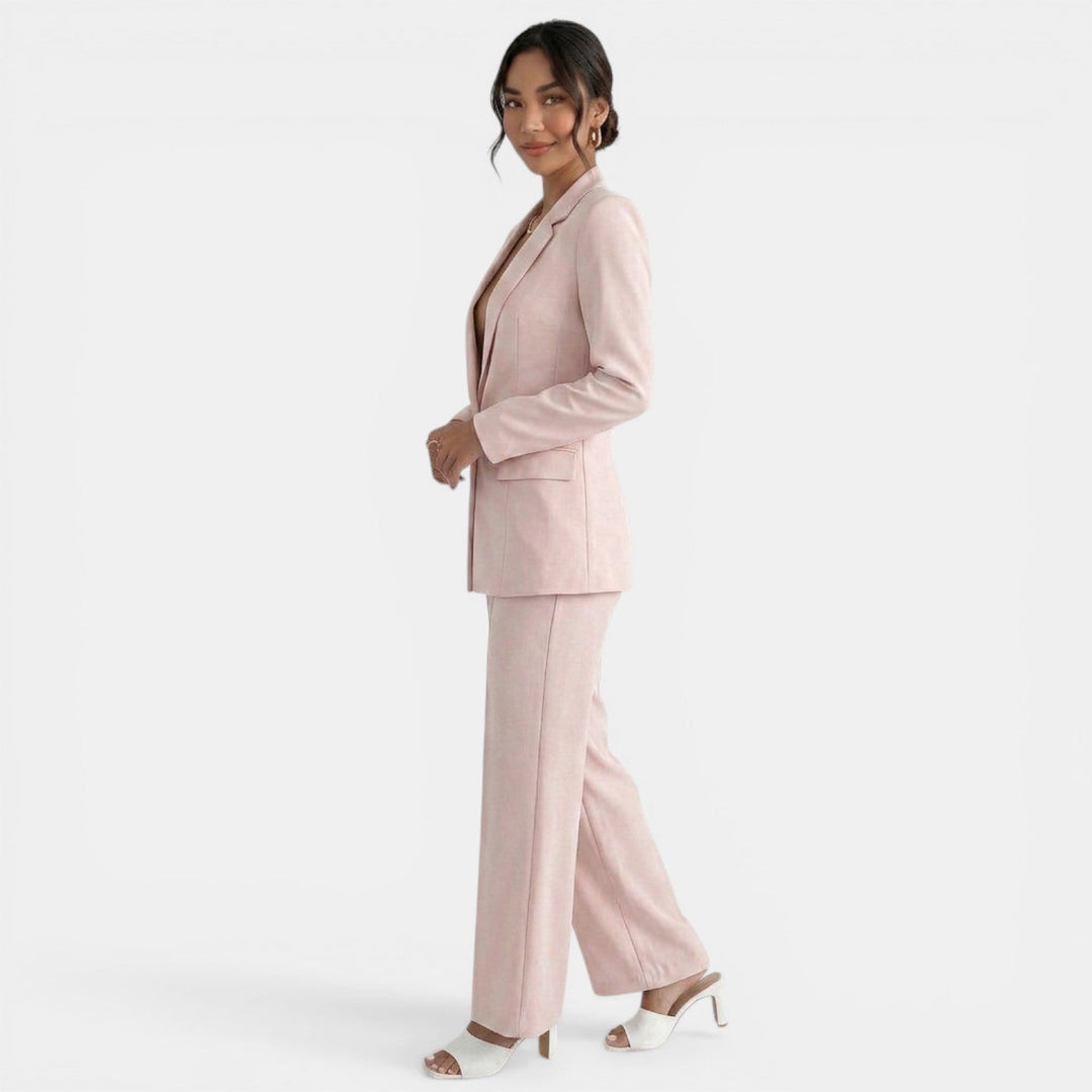 Blazer y pantalón rosa para mujer. Traje formal ejecutivo, ideal para eventos de moda.