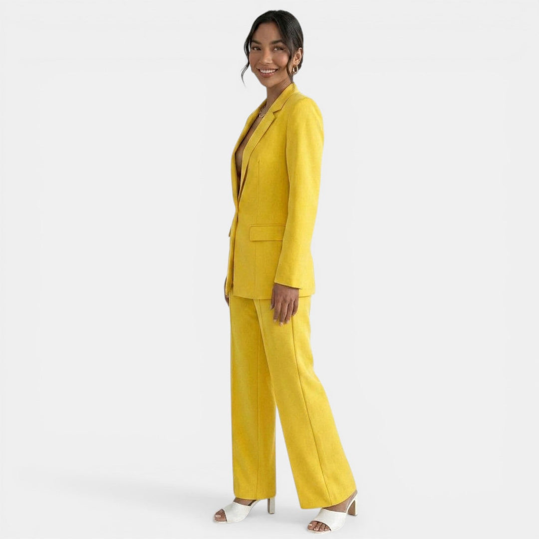 Blazer de mujer profesional con pantalón. Conjunto formal ideal para reuniones de negocios.