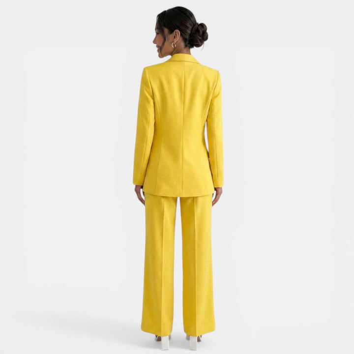 Pantalón elegante para mujer y blazer a juego. Conjunto de oficina, moda ejecutiva.
