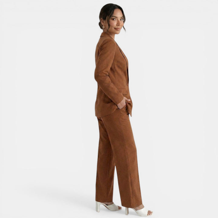 Blazer y pantalón amarillo vibrante. Conjunto de moda ejecutiva para la mujer moderna.