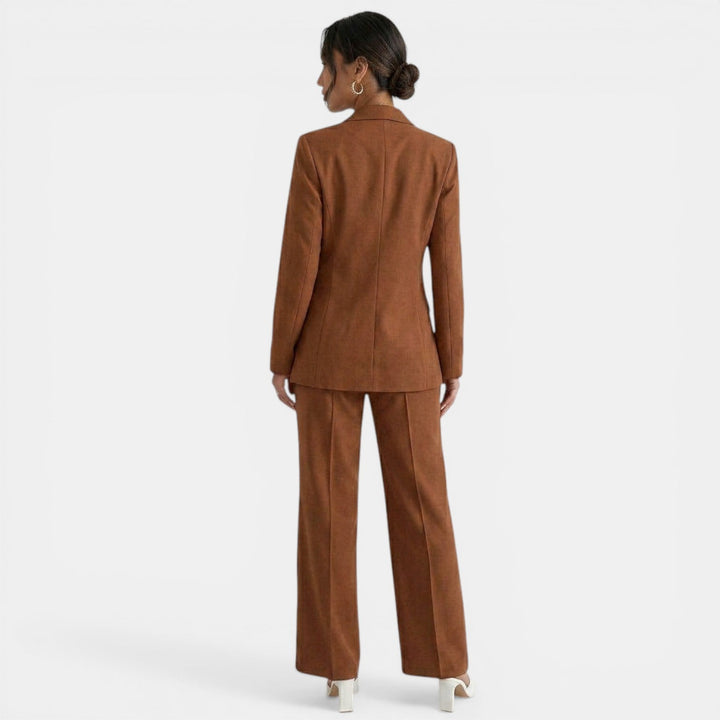 Conjunto marrón sofisticado. Blazer y pantalón para mujer, ideal para reuniones formales.