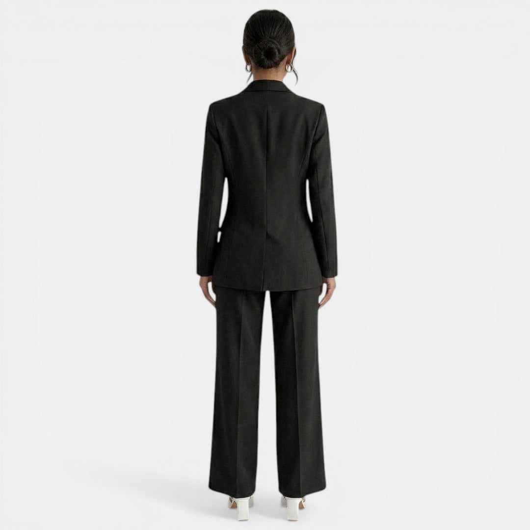 Traje de oficina amarillo brillante para mujer. Conjunto elegante y moderno de blazer y pantalón.