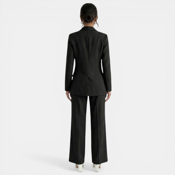 Traje de oficina amarillo brillante para mujer. Conjunto elegante y moderno de blazer y pantalón.