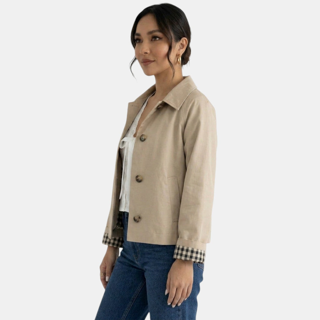 Moda versátil: Chaqueta larga beige para mujer, ideal para looks elegantes, casuales o de oficina.
