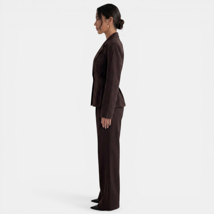 Outfit formal de dos piezas: blazer y pantalón marrón para mujer, perfecto para moda ejecutiva.