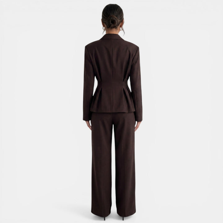 Blazer y pantalón marrón elegante para mujer, conjunto de moda oficina que irradia sofisticación.