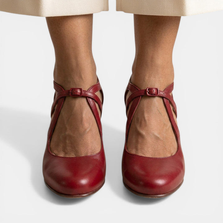 Vista lateral de sandalias T-strap para mujer, tacón ancho estable, un básico clásico de verano.