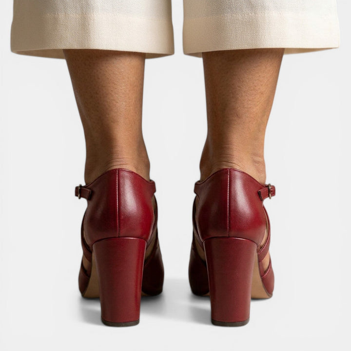 Mujer luciendo sandalias T-strap de tacón ancho, creando un look elegante y cómodo para la oficina.