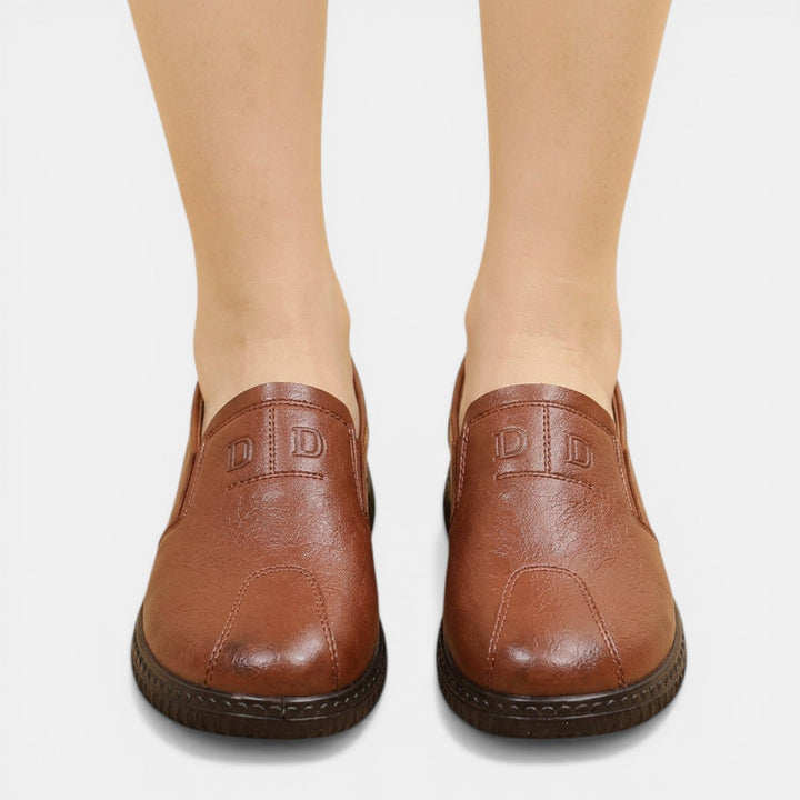 Elegantes zapatos ortopédicos marrones para mujer, diseño ergonómico y suela antideslizante. Confort y moda.