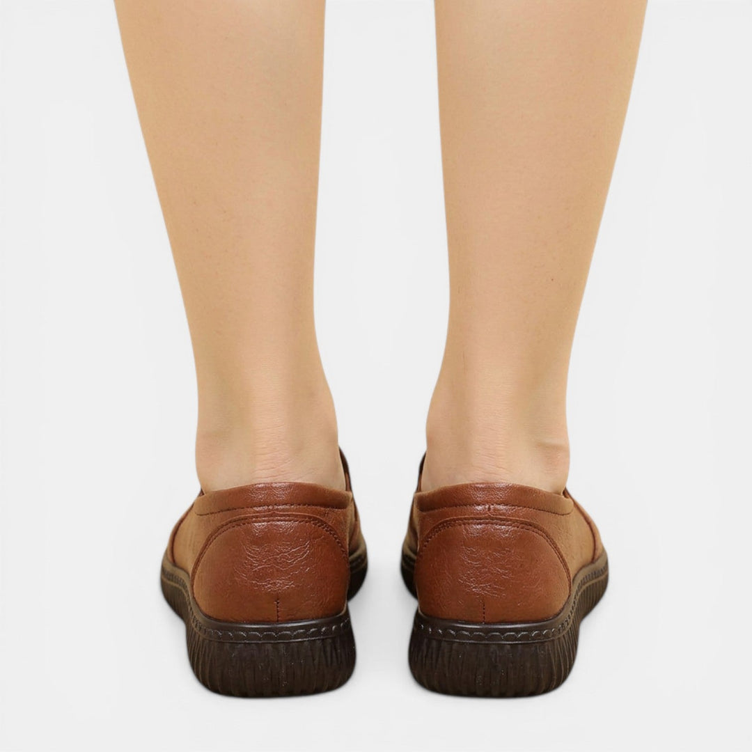 Calzado ortopédico para mujer, ergonómico y antideslizante, ideal para pies sensibles. Comodidad y soporte diario.