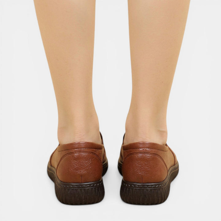 Calzado ortopédico para mujer, ergonómico y antideslizante, ideal para pies sensibles. Comodidad y soporte diario.