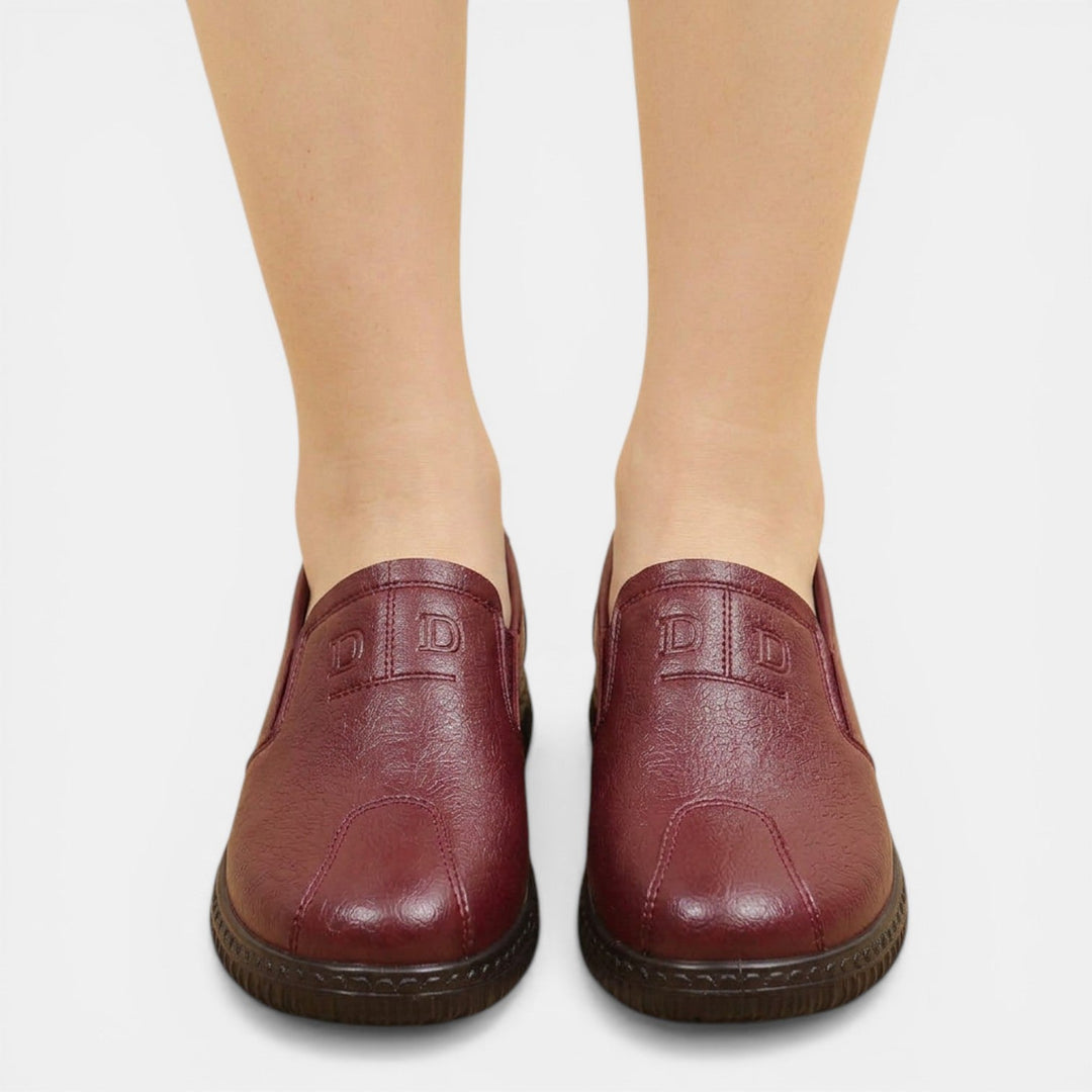 Modernos zapatos ortopédicos rojovino para mujer. Calzado de confort con estilo ergonómico y suela antideslizante.