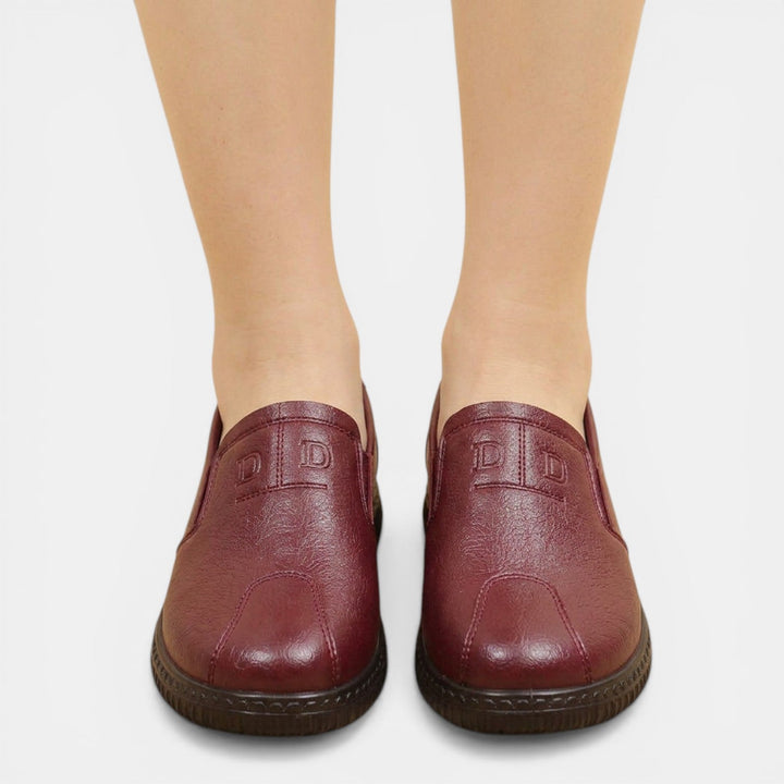 Modernos zapatos ortopédicos rojovino para mujer. Calzado de confort con estilo ergonómico y suela antideslizante.