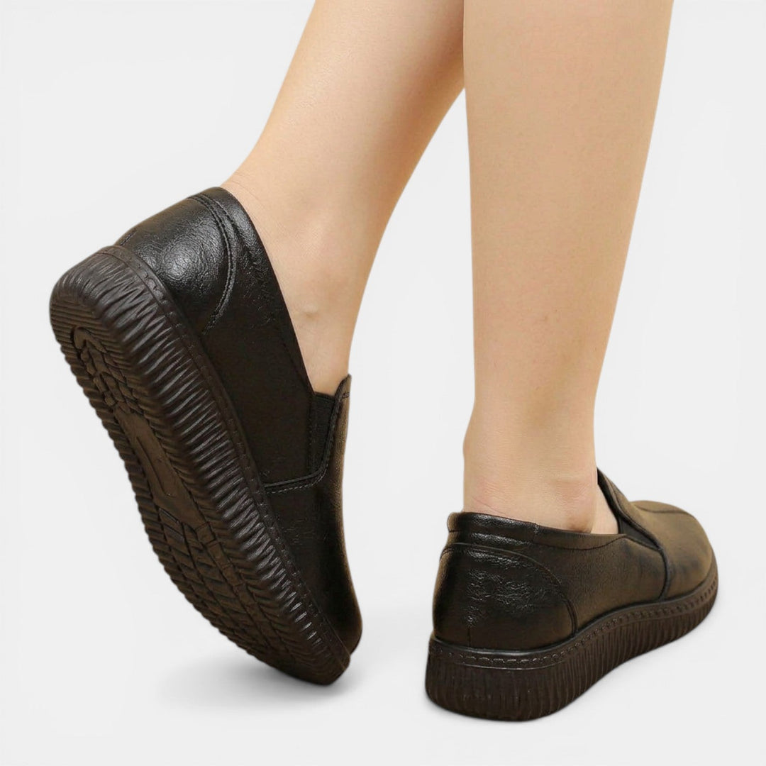 Zapatos ortopédicos de mujer cómodos y ergonómicos. Calzado antideslizante para la moda y salud podal diaria.