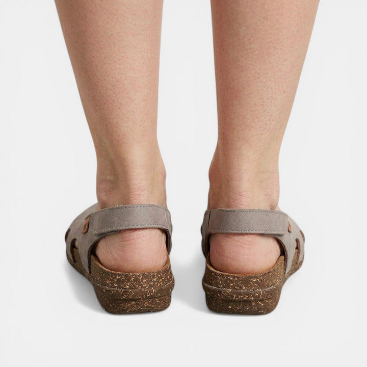 Moda verano: sandalias planas ortopédicas cerradas de mujer. Comodidad y soporte elegante.
