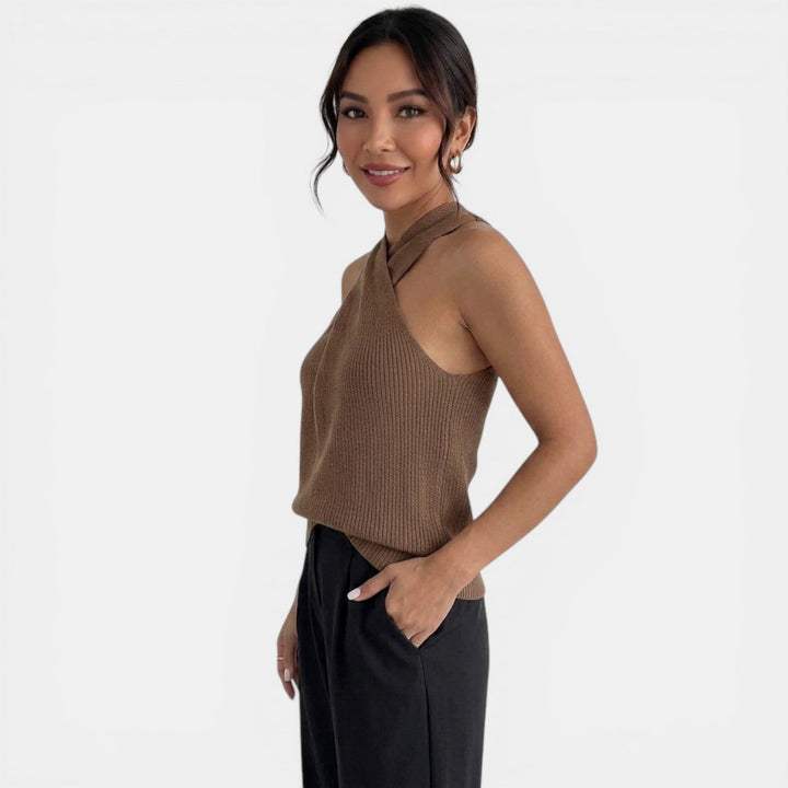 Blusa sin mangas con escote halter de punto, prenda versátil para ropa casual o elegante.
