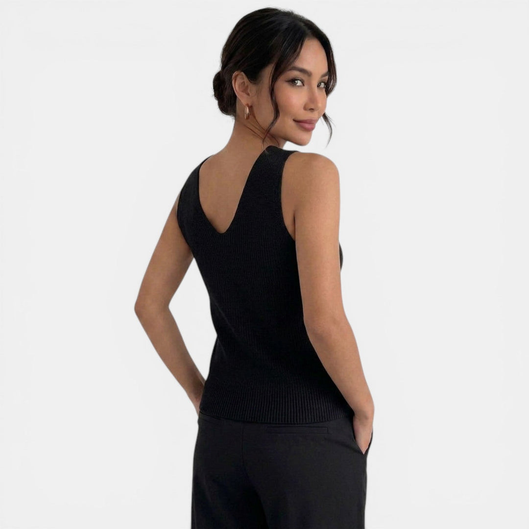 Top halter de punto en color neutro para mujer, versátil, moderno, escote halter atractivo.