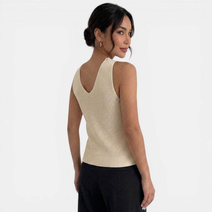 Elegante top halter de punto para mujer, diseño moderno que realza la silueta definida.